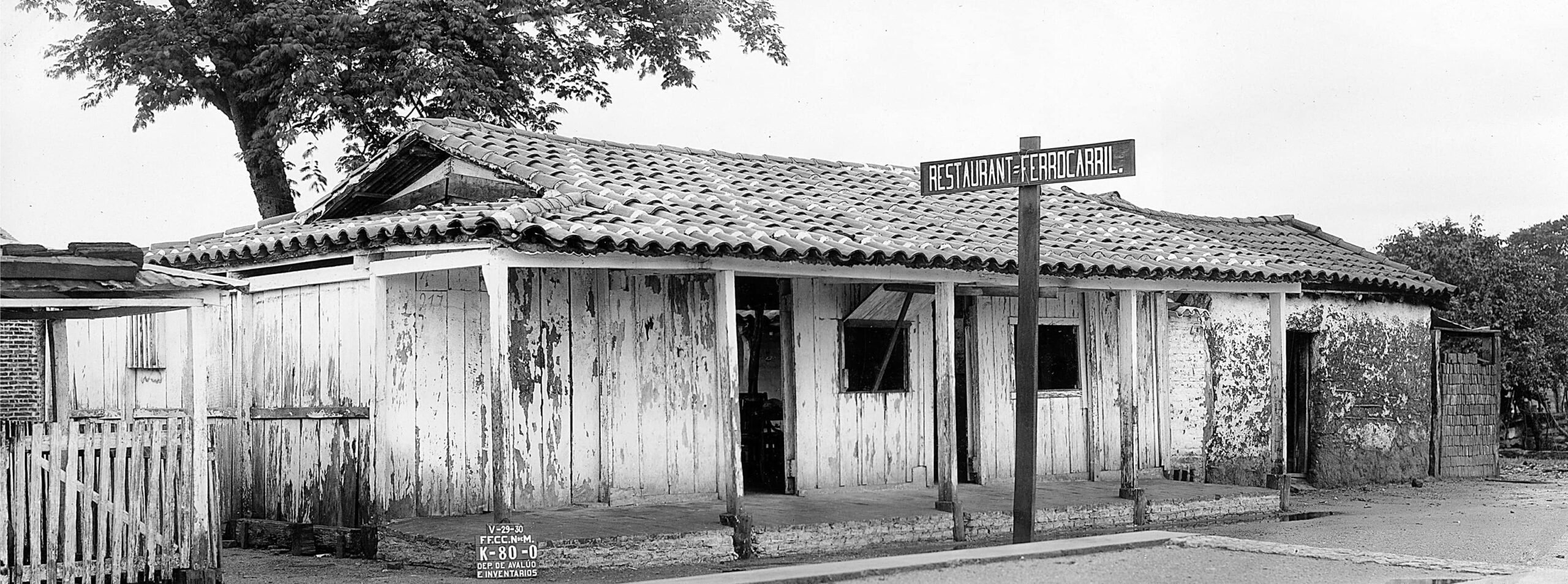 Casa de madera y teja para el restaurante  del ferrocarril en el patio de la estación             Reforma, Chiapas, mayo 29 de 1930.