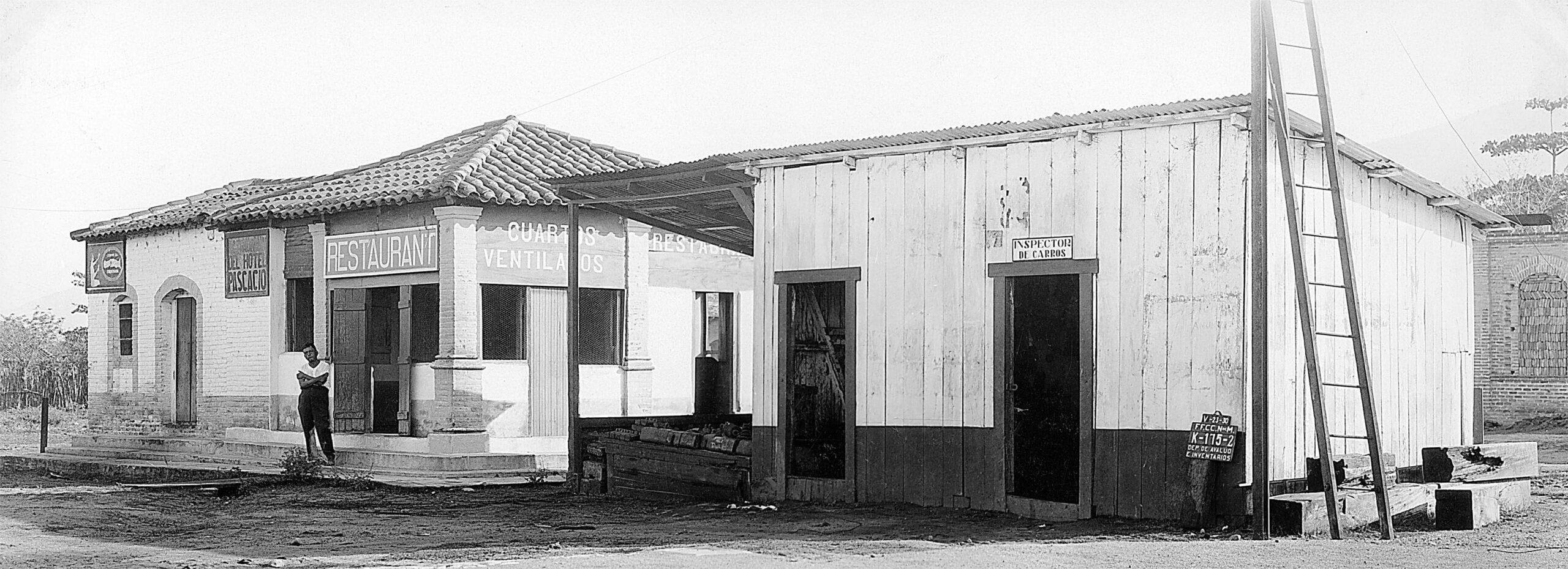 Restaurante  en el patio de la estación de Tonalá, Chiapas, 1990.